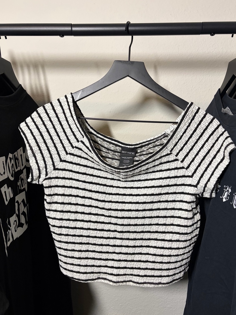 hot topic black & white ruched crop top